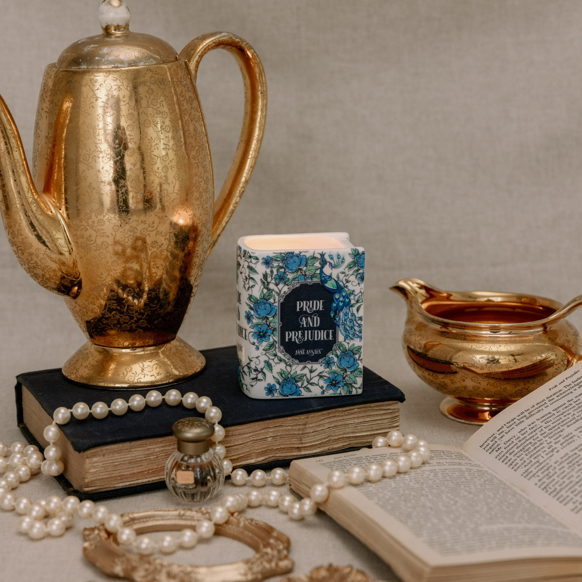 BOOK CANDLE PRIDE & PREJUDICE