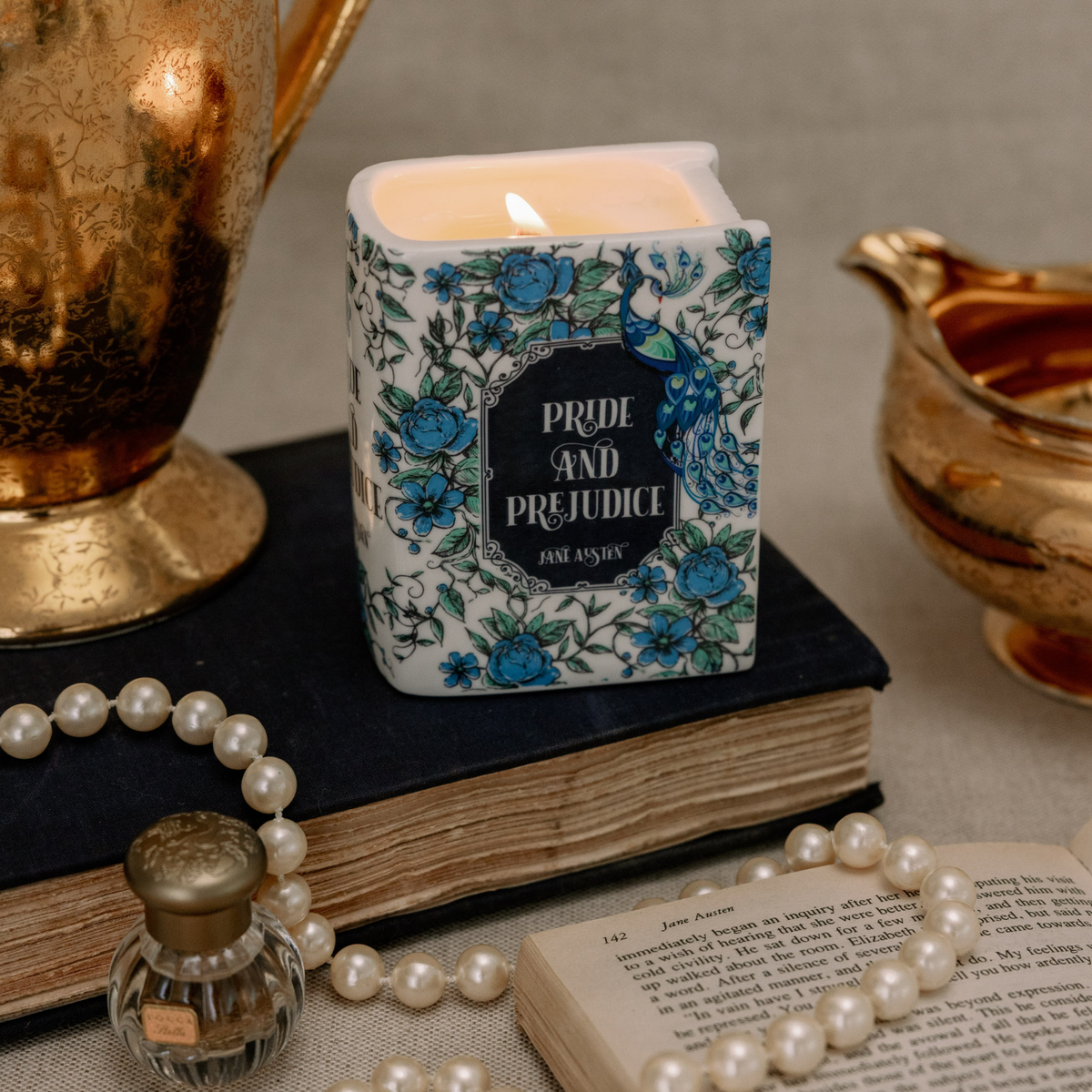 BOOK CANDLE PRIDE & PREJUDICE