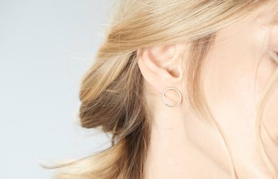 GRADIENT CIRCLE POST EARRING