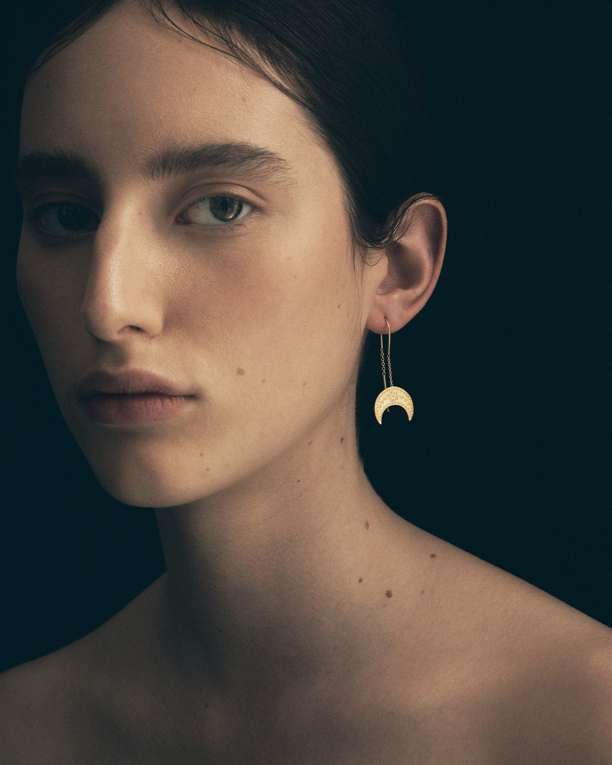 HANGING MOON EAR GOLD