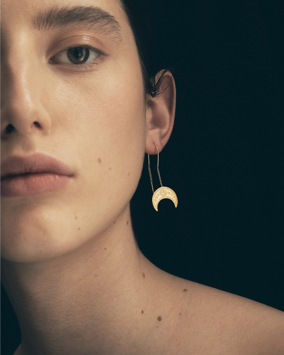 HANGING MOON EAR GOLD