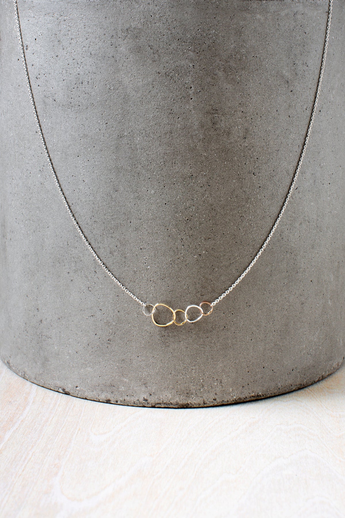 MINI INTERLOCKING PEBBLE NECKLACE
