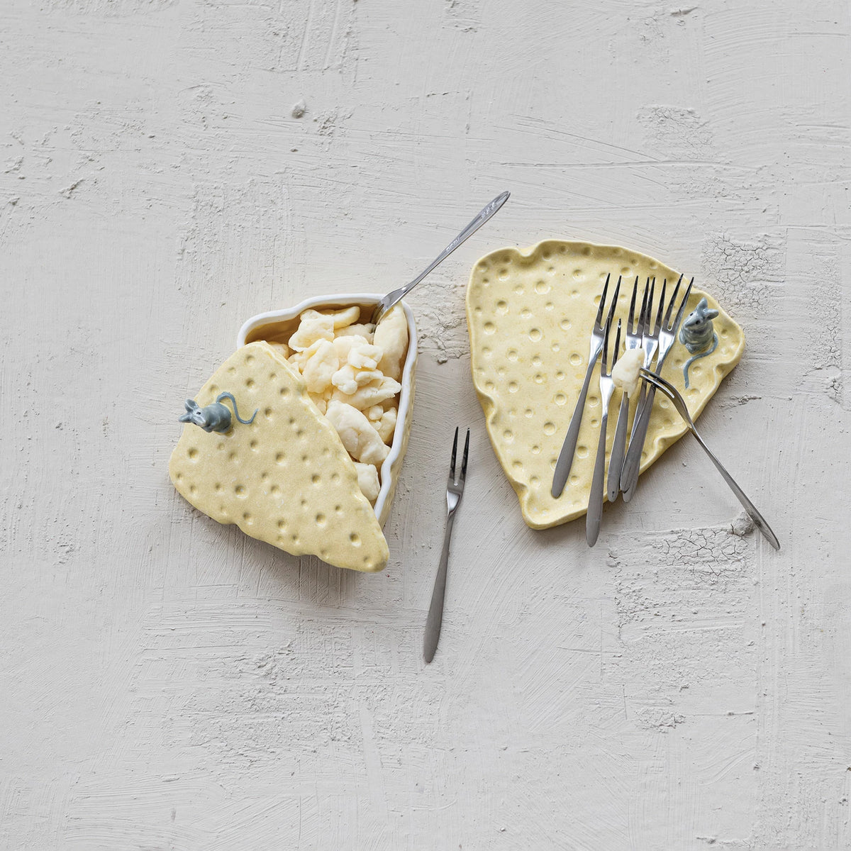 CHEESE SHAPED DISH W/MOUSE