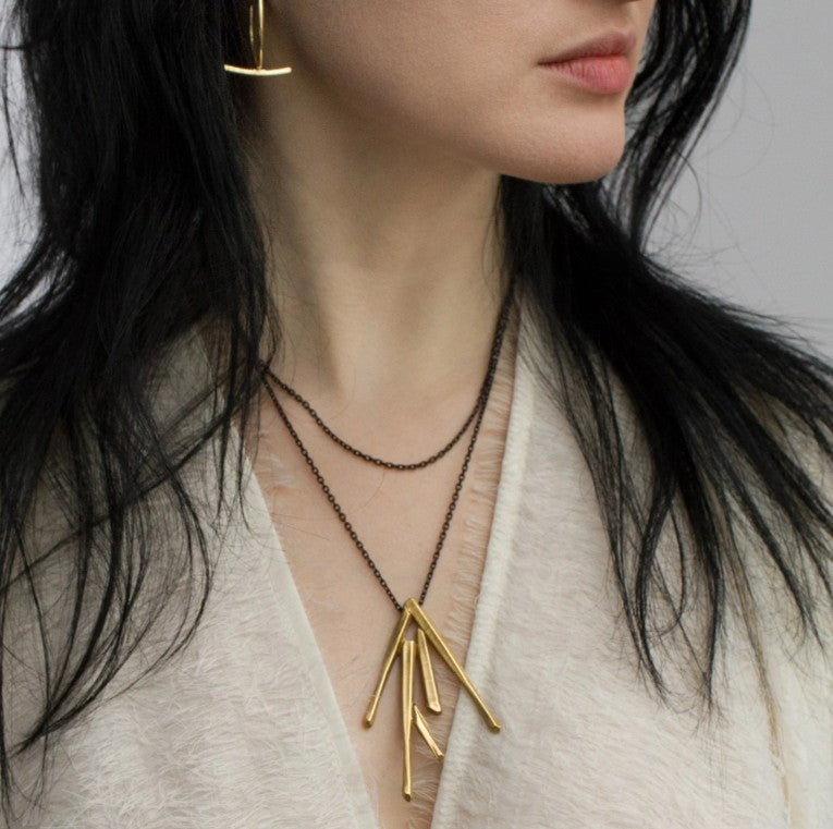 ADJUSTABLE CUARZO BURST PENDANT BRASS