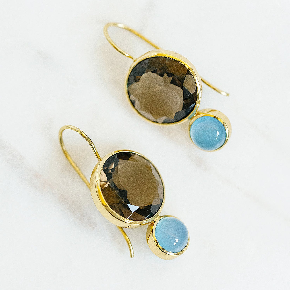COLORBLOCK EARRING SMOKEY QUARTZ/BLUE CHALCEDONY