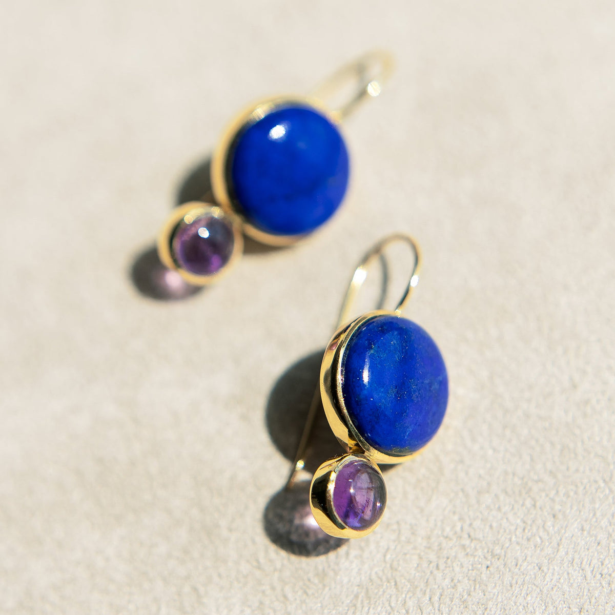 COLORBLOCK EARRING LAPIS/AMETHYST