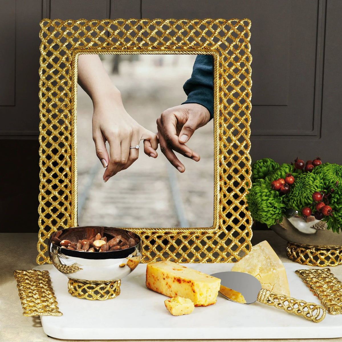 LOVE KNOT FRAME GOLD