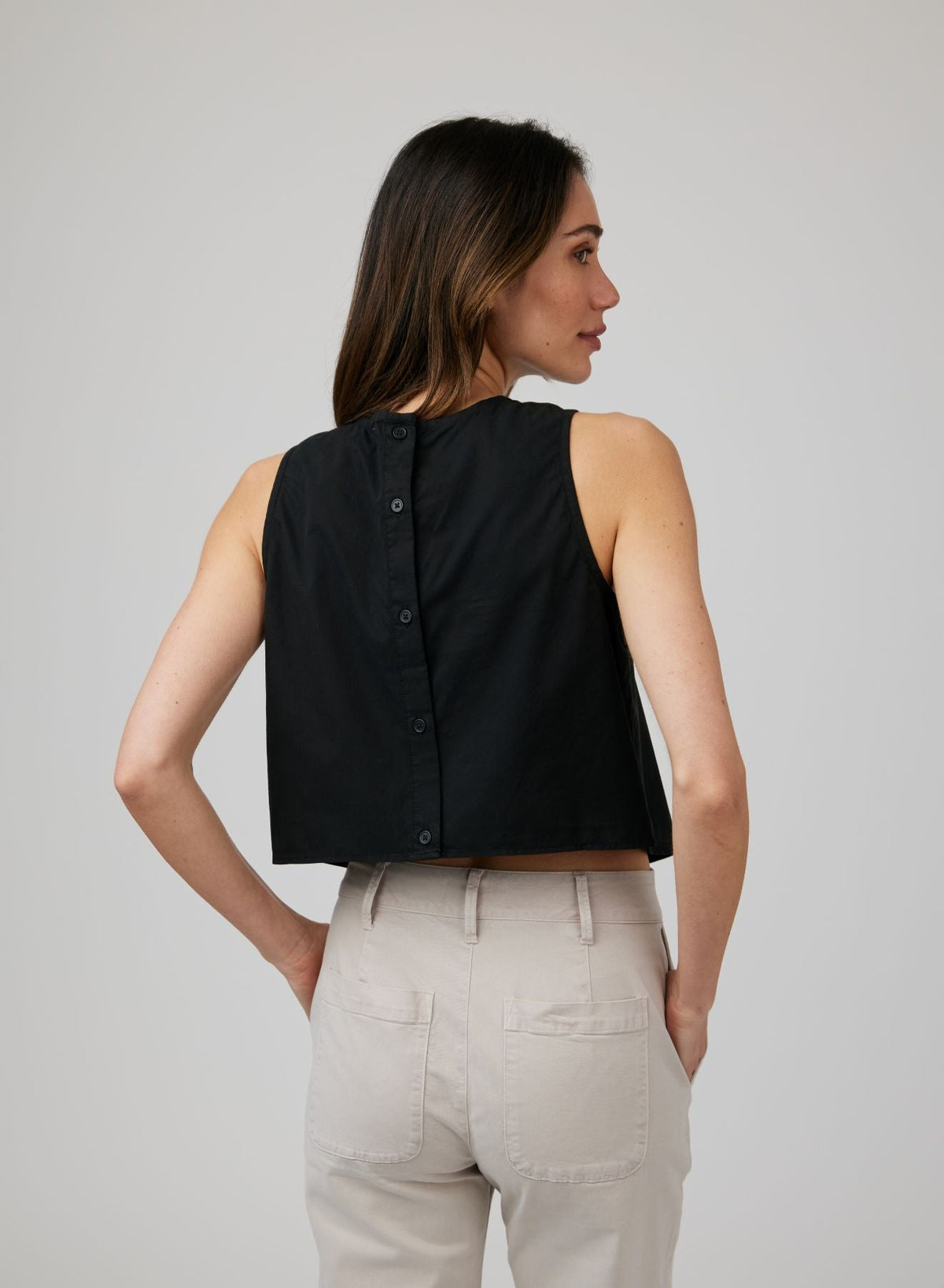 SLEEVELESS BUTTON BACK TOP