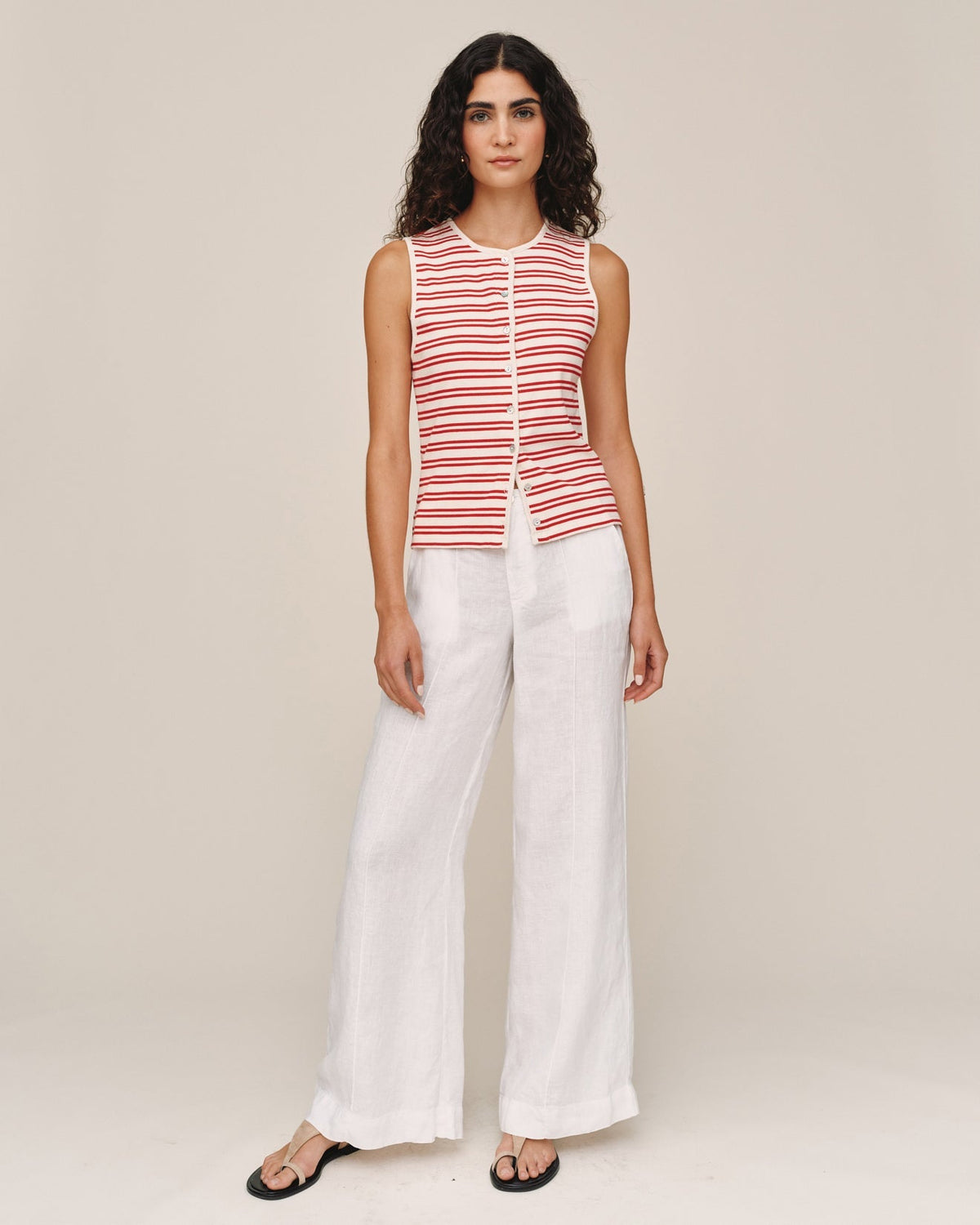 SLEEVELESS FITTED BUTTON DOWN TOP